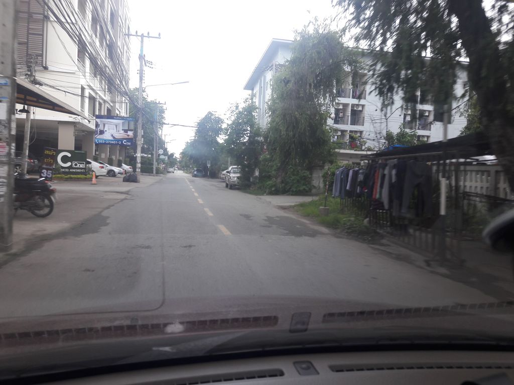 ภาพถนนตรงที่ Hen n Egg café ตั้งอยู่ ถ่ายโดย ratchaphat พ.ศ. 2561 (2018) · A street-level view of where Hen n Egg café stands, by ratchaphat in 2561 (2018)