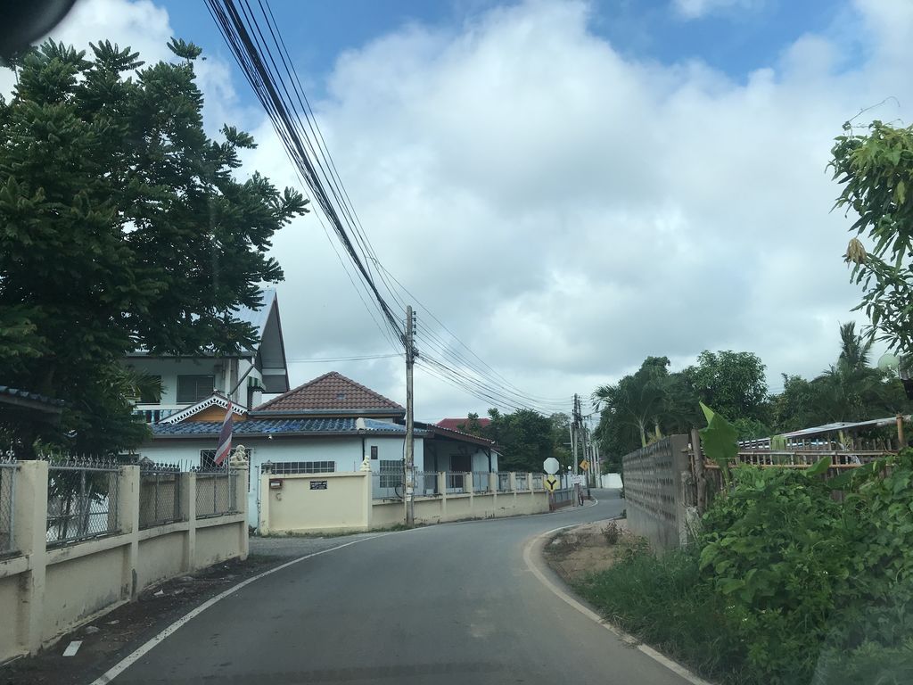 ภาพถนนตรงที่ หอพักบาลี ตั้งอยู่ ถ่ายโดย prasert พ.ศ. 2561 (2018) · A street-level view of where หอพักบาลี · Bali Dormitory stands, by prasert in 2561 (2018)