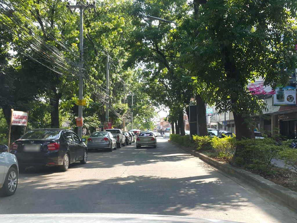 ภาพถนนตรงที่ คลีนิคหมอวิมล ตั้งอยู่ ถ่ายโดย jrcarlsen พ.ศ. 2558 (2015) · A street-level view of where คลีนิคหมอวิมล · Clinic Mo Wimon stands, by jrcarlsen in 2558 (2015)