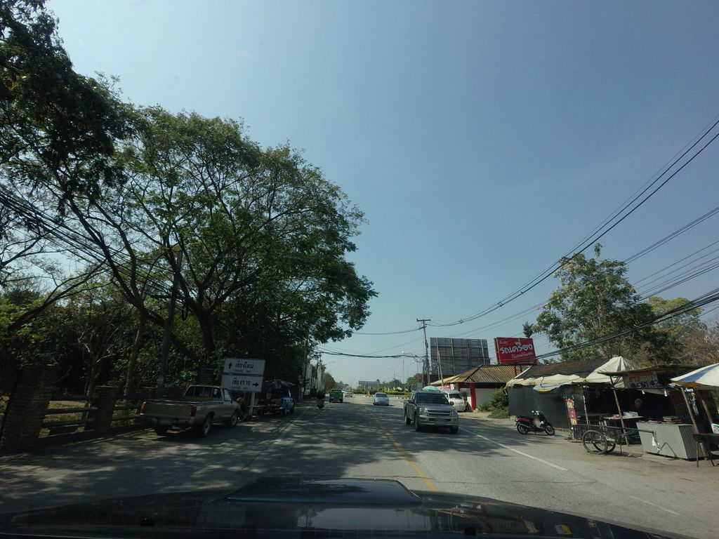 ภาพถนนตรงที่ แว่นเจริญตา ตั้งอยู่ ถ่ายโดย mishari พ.ศ. 2559 (2016) · A street-level view of where แว่นเจริญตา · Waencherinta stands, by mishari in 2559 (2016)