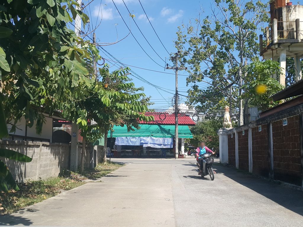 ภาพถนนตรงที่ วัดศรีบัวเงิน ตั้งอยู่ ถ่ายโดย jrcarlsen พ.ศ. 2558 (2015) · A street-level view of where วัดศรีบัวเงิน · Wat Sibuangoen stands, by jrcarlsen in 2558 (2015)