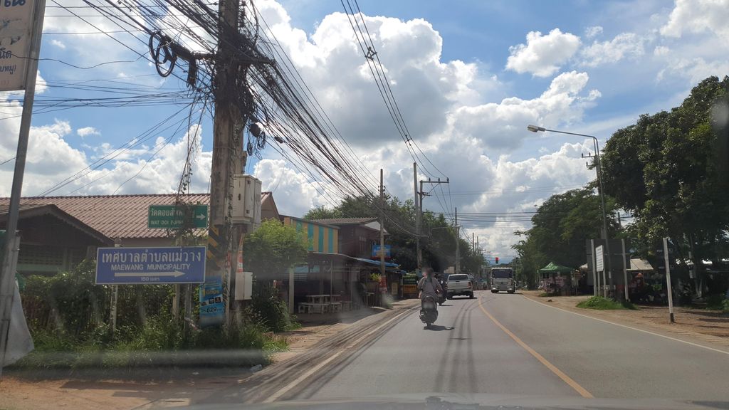 ภาพถนนตรงที่ เพื่อนหมา ซาลอน อาบน้ำตัดขน ฝากเลี้ยงสุนัข ตั้งอยู่ ถ่ายโดย jrcarlsen พ.ศ. 2564 (2021) · A street-level view of where เพื่อนหมา ซาลอน อาบน้ำตัดขน ฝากเลี้ยงสุนัข · Phueanma Salon Apnamtatkhon Fakliang Sunak stands, by jrcarlsen in 2564 (2021)