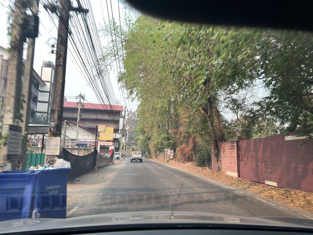 ภาพถนนตรงที่ ก๋วยเตี๋ยวคุณยาย ตั้งอยู่ ถ่ายโดย lin_wang พ.ศ. 2567 (2024) · A street-level view of where ก๋วยเตี๋ยวคุณยาย · Kuaitiao Khunyai stands, by lin_wang in 2567 (2024)