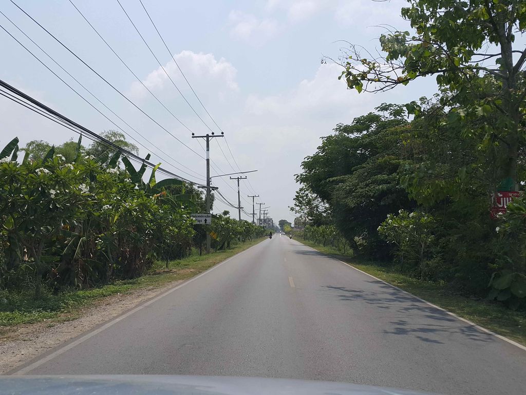 ภาพถนนตรงที่ ปลาเผา สารภี ตั้งอยู่ ถ่ายโดย jrcarlsen พ.ศ. 2558 (2015) · A street-level view of where ปลาเผา สารภี · Plaphao Saraphi stands, by jrcarlsen in 2558 (2015)