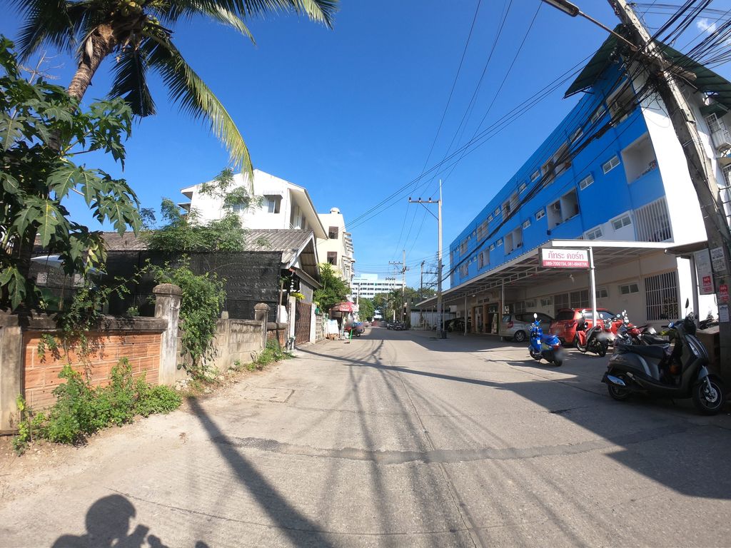 ภาพถนนตรงที่ จีบไหม ลดแล้วนะ ตั้งอยู่ ถ่ายโดย chanuwath_grab พ.ศ. 2562 (2019) · A street-level view of where จีบไหม ลดแล้วนะ · Chipmai Lotlaeona stands, by chanuwath_grab in 2562 (2019)