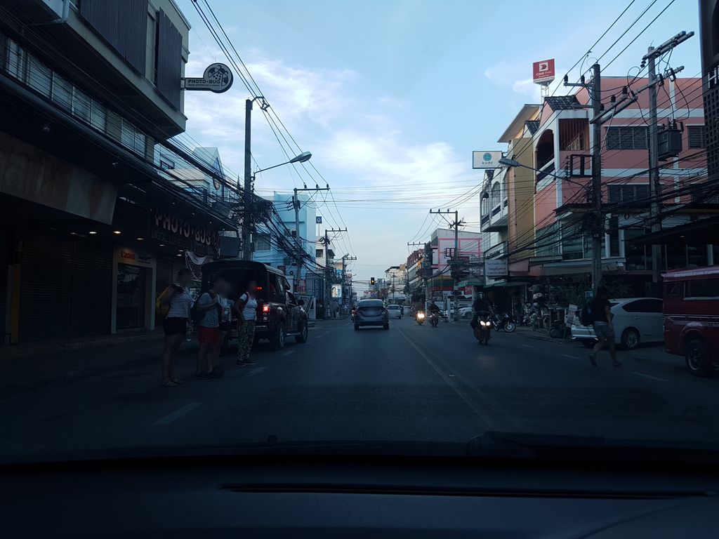 ภาพถนนตรงที่ กลมกล่อมก๋วยเตี๋ยวพริกสมุนไพร ตั้งอยู่ ถ่ายโดย ekkarin พ.ศ. 2561 (2018) · A street-level view of where กลมกล่อมก๋วยเตี๋ยวพริกสมุนไพร · Klamakalom Kuaitiao Phrik Samunphrai stands, by ekkarin in 2561 (2018)