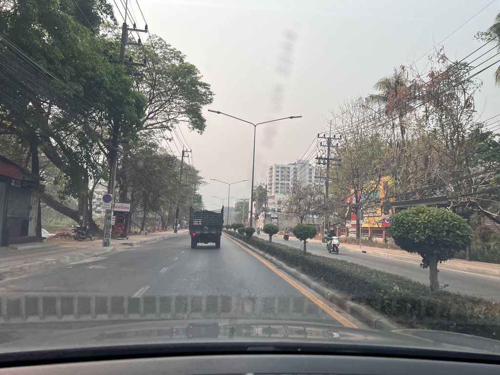 ภาพถนนตรงที่ Jeed Jard Bar ตั้งอยู่ ถ่ายโดย lin_wang พ.ศ. 2567 (2024) · A street-level view of where Jeed Jard Bar stands, by lin_wang in 2567 (2024)
