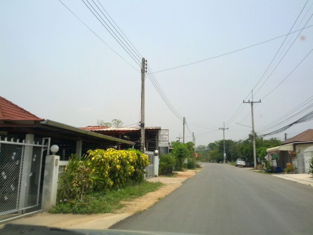 ภาพถนนตรงที่ เสริมสวยอ้อม ตั้งอยู่ ถ่ายโดย jrcarlsen พ.ศ. 2558 (2015) · A street-level view of where เสริมสวยอ้อม · Soemsuaiom stands, by jrcarlsen in 2558 (2015)