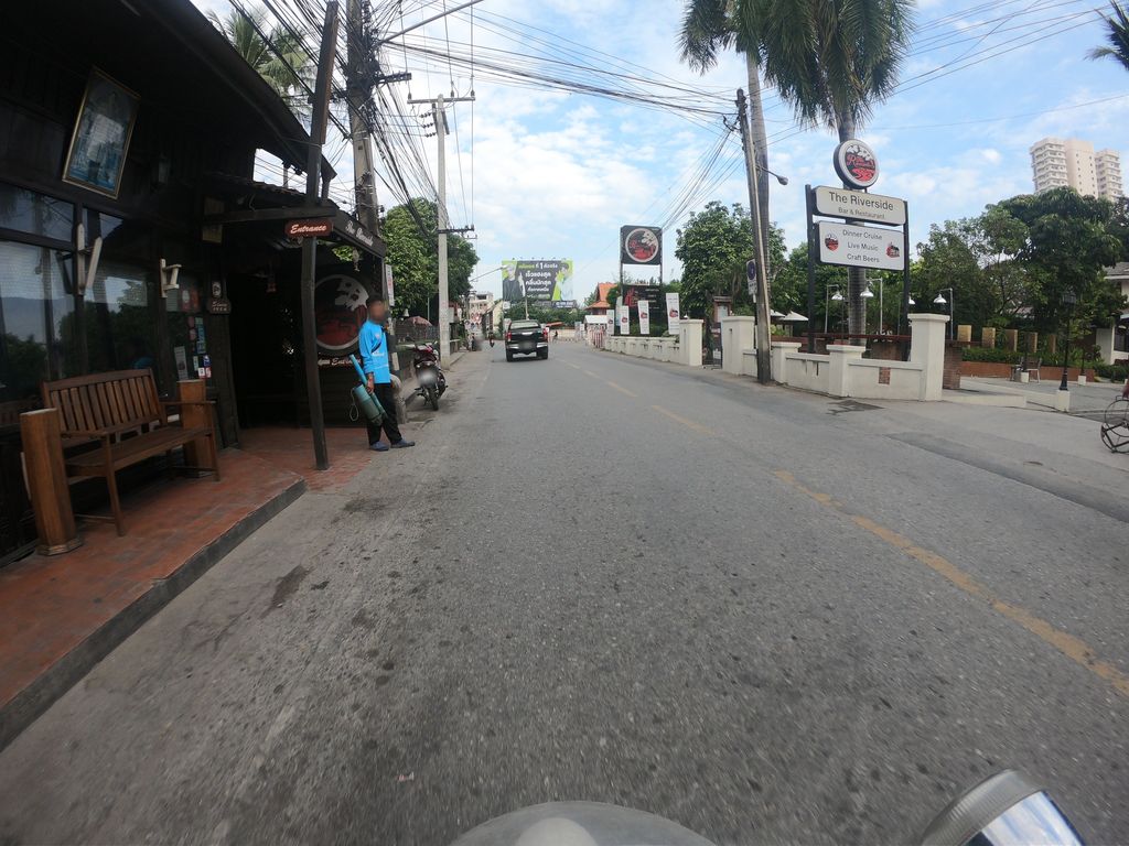 ภาพถนนตรงที่ กาดแสงตะวัน ตั้งอยู่ ถ่ายโดย chanuwath_grab พ.ศ. 2562 (2019) · A street-level view of where กาดแสงตะวัน · Kat Saeng Tawan stands, by chanuwath_grab in 2562 (2019)