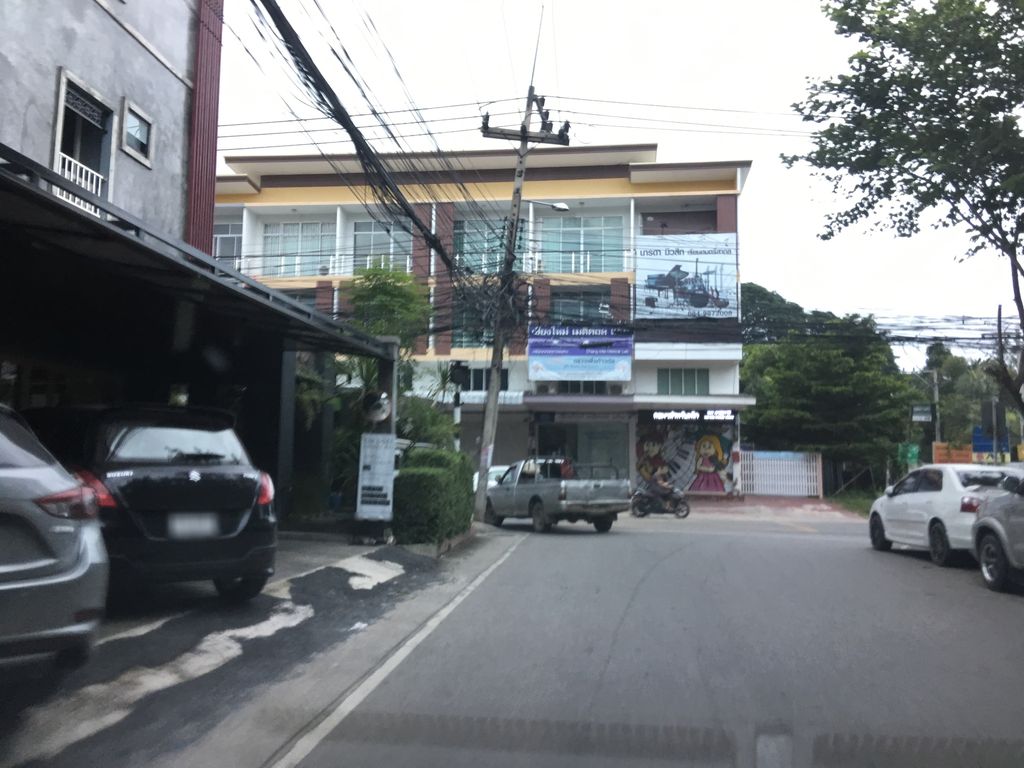 ภาพถนนตรงที่ Chiang Mai House ตั้งอยู่ ถ่ายโดย wapriz พ.ศ. 2561 (2018) · A street-level view of where Chiang Mai House stands, by wapriz in 2561 (2018)