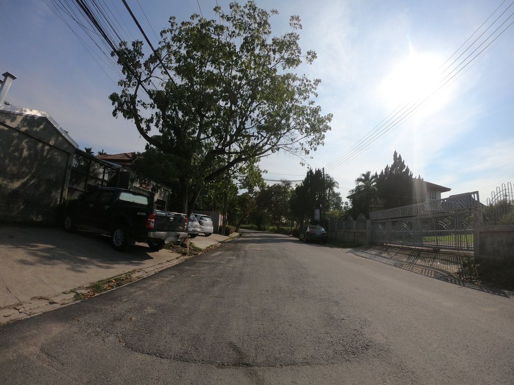 ภาพถนนตรงที่ Shabu Moto Ruamchok ตั้งอยู่ ถ่ายโดย chanuwath_grab พ.ศ. 2562 (2019) · A street-level view of where Shabu Moto Ruamchok stands, by chanuwath_grab in 2562 (2019)
