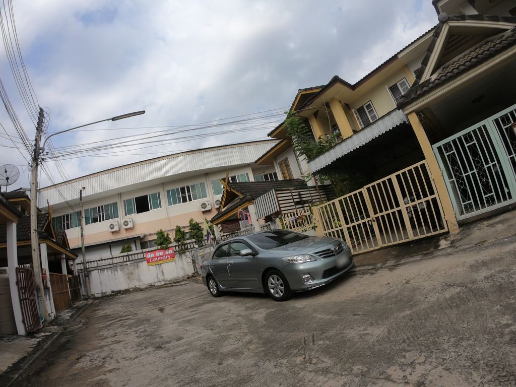 ภาพถนนตรงที่ Chiangmaihomeandland ตั้งอยู่ ถ่ายโดย chanuwath_grab พ.ศ. 2562 (2019) · A street-level view of where Chiangmaihomeandland stands, by chanuwath_grab in 2562 (2019)