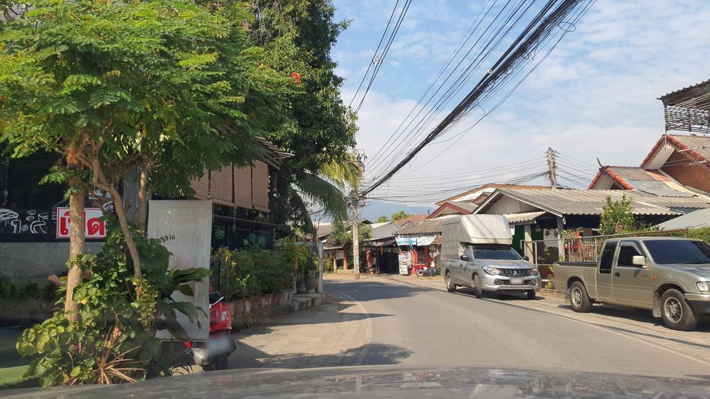 ภาพถนนตรงที่ บ้านพวงองุ่นคอฟฟี่ ตั้งอยู่ ถ่ายโดย jrcarlsen พ.ศ. 2565 (2022) · A street-level view of where บ้านพวงองุ่นคอฟฟี่ · Ban Phuang Angun Coffee stands, by jrcarlsen in 2565 (2022)