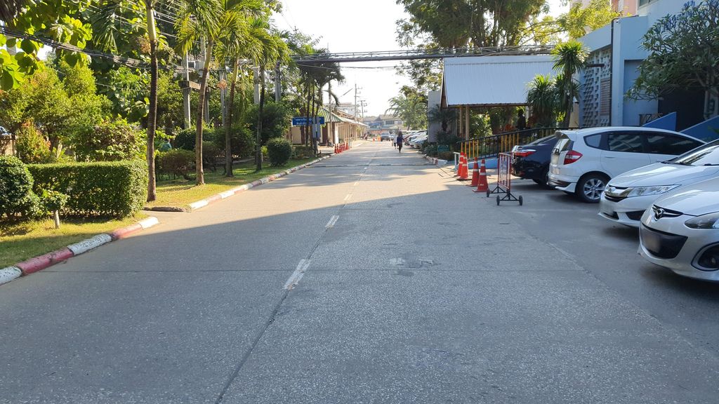 ภาพถนนตรงที่ ห้องตรวจจิตเวช ตั้งอยู่ ถ่ายโดย jrcarlsen พ.ศ. 2565 (2022) · A street-level view of where ห้องตรวจจิตเวช · Hong Truat Chit Wet stands, by jrcarlsen in 2565 (2022)
