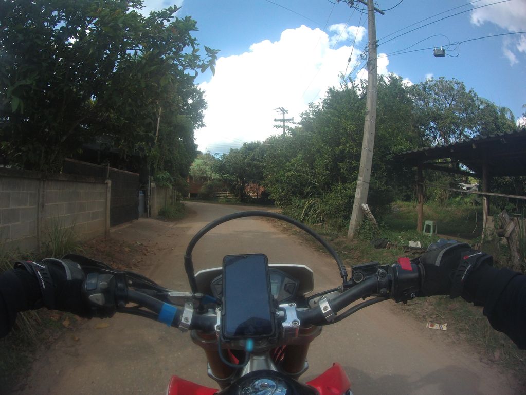ภาพถนนตรงที่ ร้านหลบมุม ตั้งอยู่ ถ่ายโดย julcnx พ.ศ. 2566 (2023) · A street-level view of where ร้านหลบมุม · Ran Lobmoom stands, by julcnx in 2566 (2023)