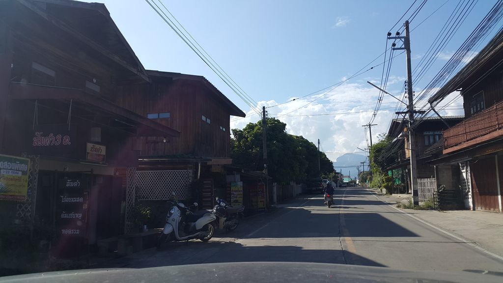 ภาพถนนตรงที่ ส้มตำ 3 อ. ตั้งอยู่ ถ่ายโดย jrcarlsen พ.ศ. 2559 (2016) · A street-level view of where ส้มตำ 3 อ. · Som Tam 3 A. stands, by jrcarlsen in 2559 (2016)