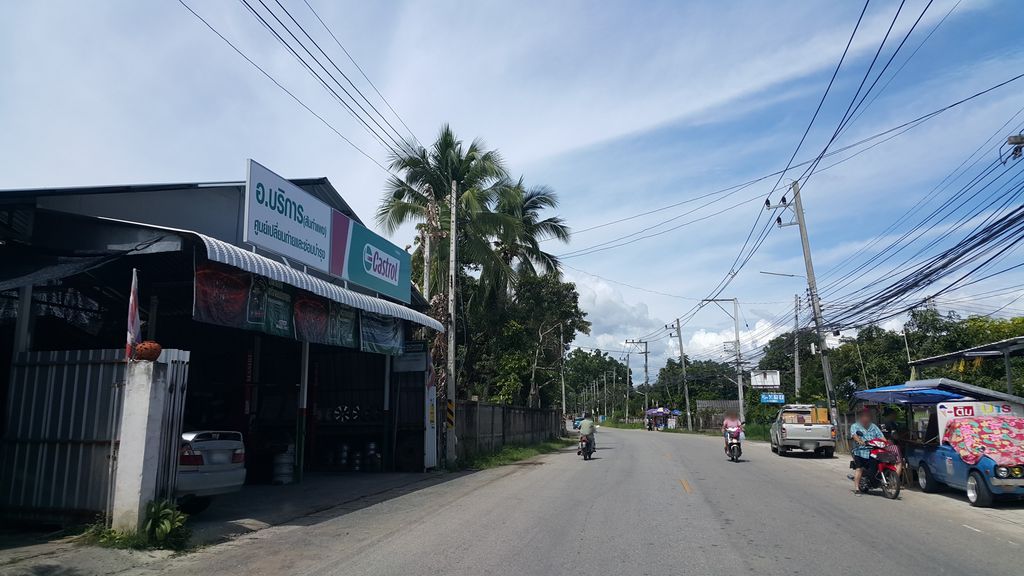 ภาพถนนตรงที่ ร้านน้องข้าวขาหมู&ส้มตำ ตั้งอยู่ ถ่ายโดย jrcarlsen พ.ศ. 2559 (2016) · A street-level view of where ร้านน้องข้าวขาหมู&ส้มตำ · Ran Nong Khaokhamu&Som Tam stands, by jrcarlsen in 2559 (2016)