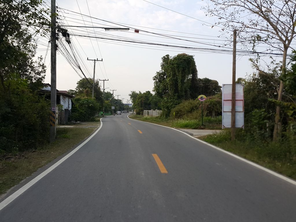 ภาพถนนตรงที่ ฅนเมืองคาเฟ่ ตั้งอยู่ ถ่ายโดย jrcarlsen พ.ศ. 2558 (2015) · A street-level view of where ฅนเมืองคาเฟ่ · Khonmueangkhafe stands, by jrcarlsen in 2558 (2015)