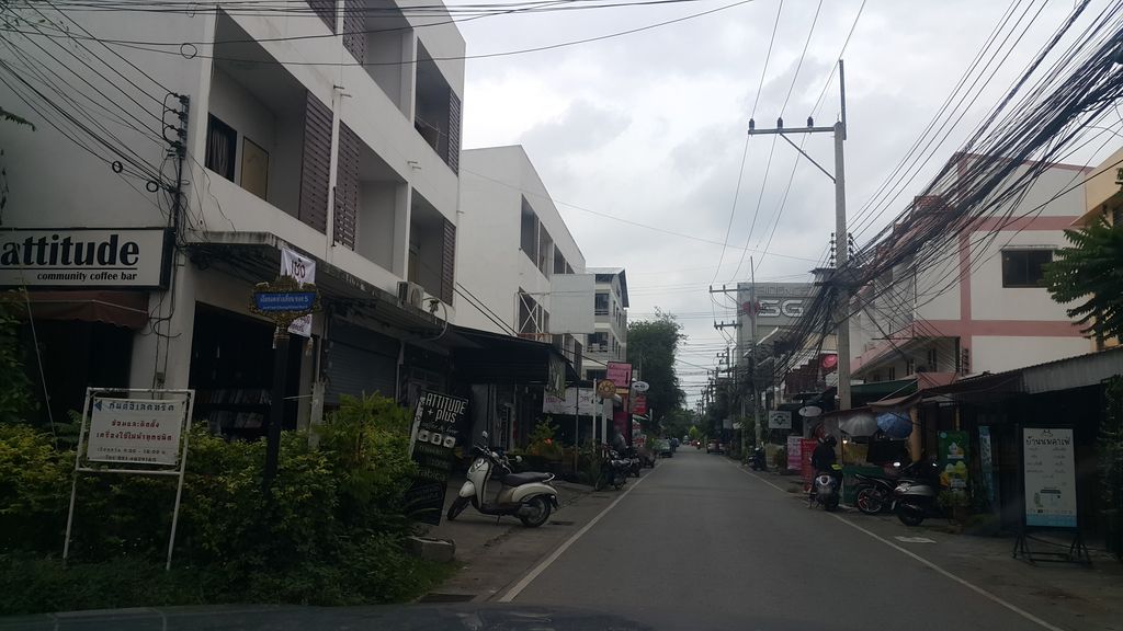 ภาพถนนตรงที่ บ้านนม คาเฟ่ (Bannom Café) ตั้งอยู่ ถ่ายโดย jrcarlsen พ.ศ. 2560 (2017) · A street-level view of where บ้านนม คาเฟ่ (Bannom Café) stands, by jrcarlsen in 2560 (2017)