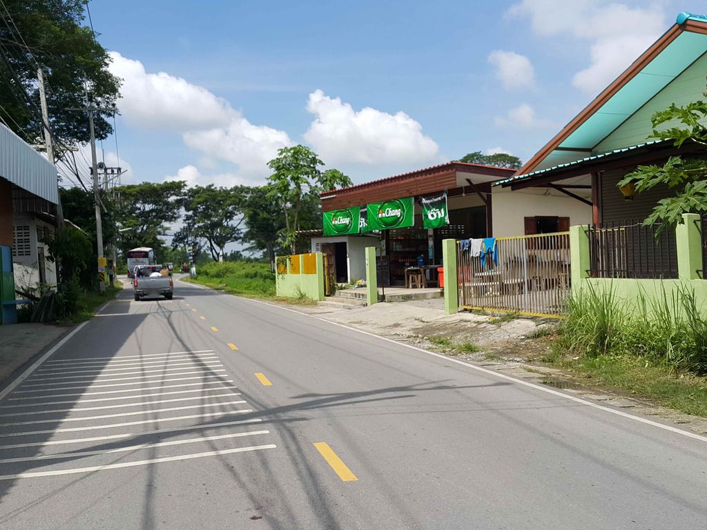 ภาพถนนตรงที่ เมาเจริญ-Mau Charoen ตั้งอยู่ ถ่ายโดย jrcarlsen พ.ศ. 2558 (2015) · A street-level view of where เมาเจริญ-Mau Charoen stands, by jrcarlsen in 2558 (2015)
