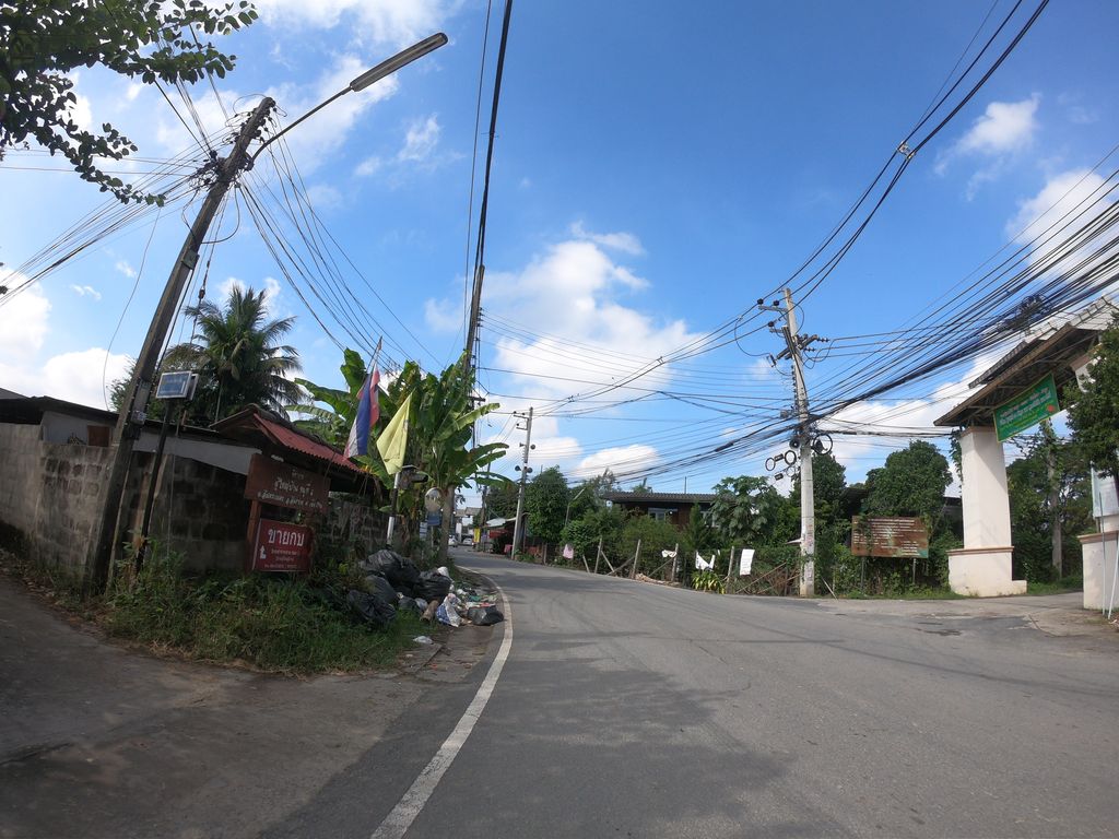 ภาพถนนตรงที่ Coffee House Sanphanat ตั้งอยู่ ถ่ายโดย chanuwath_grab พ.ศ. 2562 (2019) · A street-level view of where Coffee House Sanphanat stands, by chanuwath_grab in 2562 (2019)