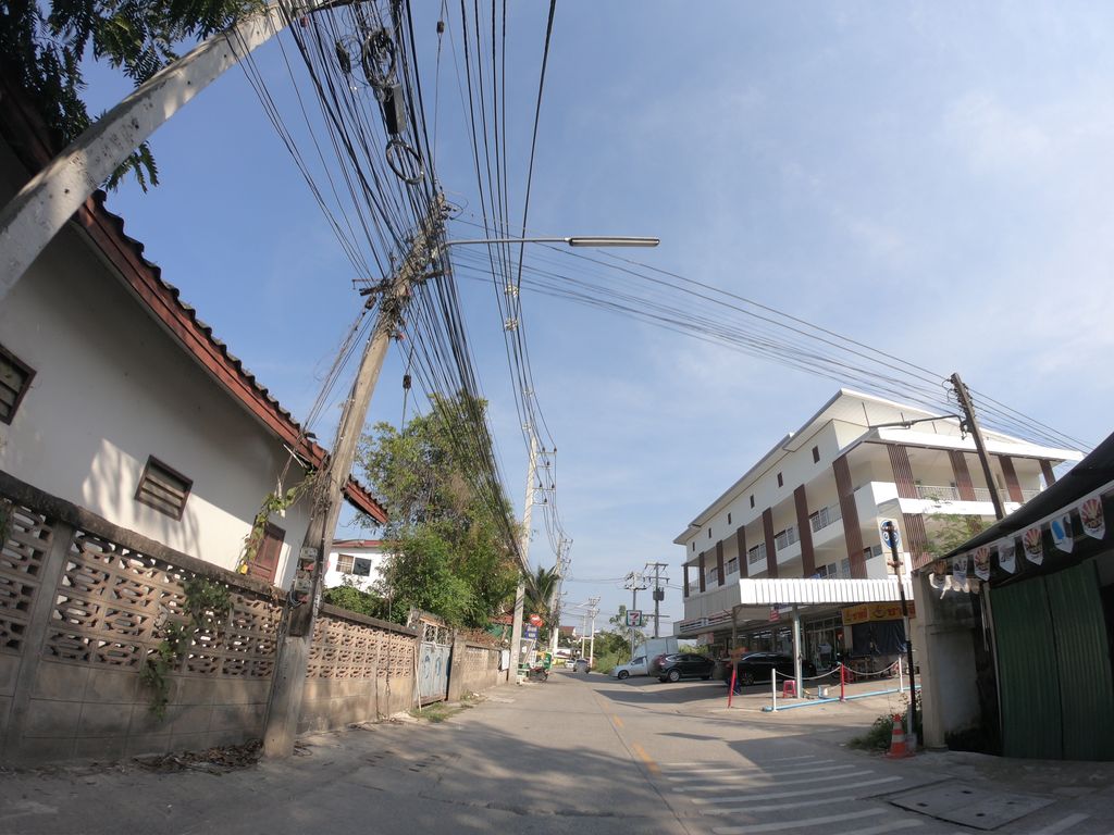 ภาพถนนตรงที่ Safe House Apartment-เซฟเฮ้าส์อพาร์ทเมนท์” ตั้งอยู่ ถ่ายโดย chanuwath_grab พ.ศ. 2562 (2019) · A street-level view of where Safe House Apartment-เซฟเฮ้าส์อพาร์ทเมนท์” stands, by chanuwath_grab in 2562 (2019)