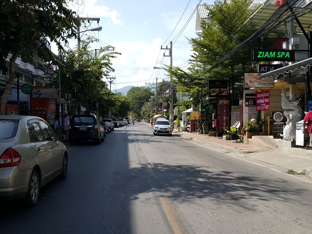 ภาพถนนตรงที่ ByDesign Chiangmai ตั้งอยู่ ถ่ายโดย jrcarlsen พ.ศ. 2558 (2015) · A street-level view of where ByDesign Chiangmai stands, by jrcarlsen in 2558 (2015)