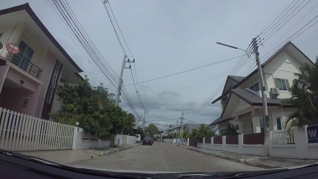 ภาพถนนตรงที่ โครงการบ้านเจ้าคุณ เชียงใหม่ล้านนาวิลเลจ ตั้งอยู่ ถ่ายโดย kaart_3 พ.ศ. 2562 (2019) · A street-level view of where โครงการบ้านเจ้าคุณ เชียงใหม่ล้านนาวิลเลจ · Khrongkanban Chaokhun Chiang Mai Lannaolalet stands, by kaart_3 in 2562 (2019)