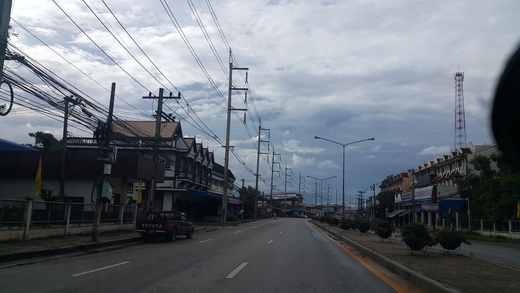 ภาพถนนตรงที่ สถานีใบยาสันมหาพน ตั้งอยู่ ถ่ายโดย jrcarlsen พ.ศ. 2559 (2016) · A street-level view of where สถานีใบยาสันมหาพน · Sathani Bai Ya San Mahapna stands, by jrcarlsen in 2559 (2016)