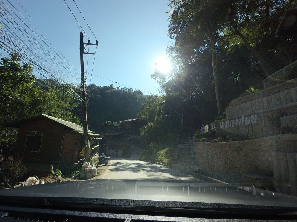 ภาพถนนตรงที่ คุ้มเคียงดอย ตั้งอยู่ ถ่ายโดย mishari พ.ศ. 2563 (2020) · A street-level view of where คุ้มเคียงดอย · Khumkhiangdoi stands, by mishari in 2563 (2020)