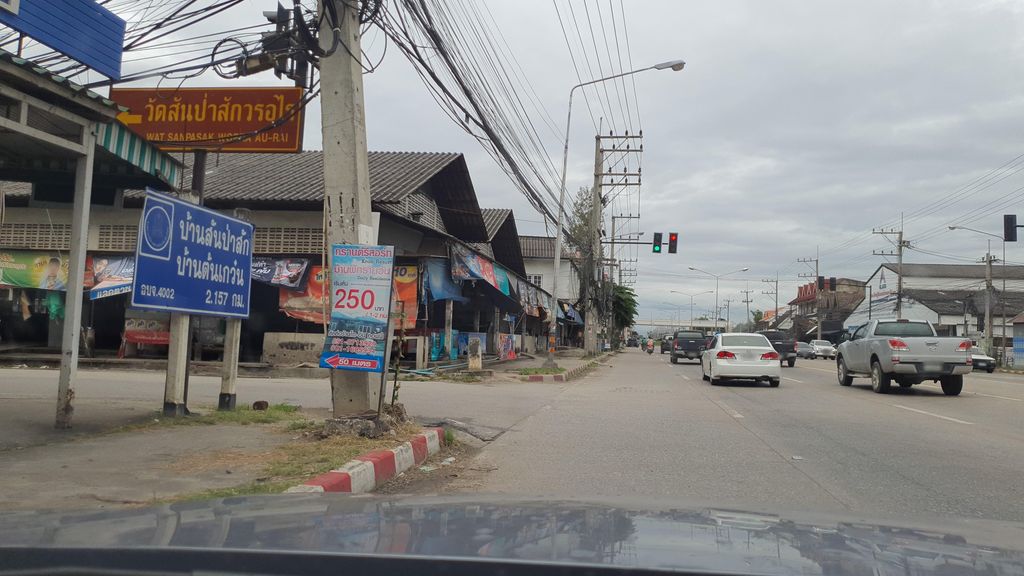 ภาพถนนตรงที่ 108 Music Shop ตั้งอยู่ ถ่ายโดย jrcarlsen พ.ศ. 2564 (2021) · A street-level view of where 108 Music Shop stands, by jrcarlsen in 2564 (2021)