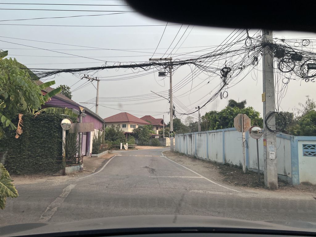 ภาพถนนตรงที่ ก๋วยเตี๋ยวแม่ย่า ตั้งอยู่ ถ่ายโดย lin_wang พ.ศ. 2567 (2024) · A street-level view of where ก๋วยเตี๋ยวแม่ย่า · Kuaitiao Mae Ya stands, by lin_wang in 2567 (2024)