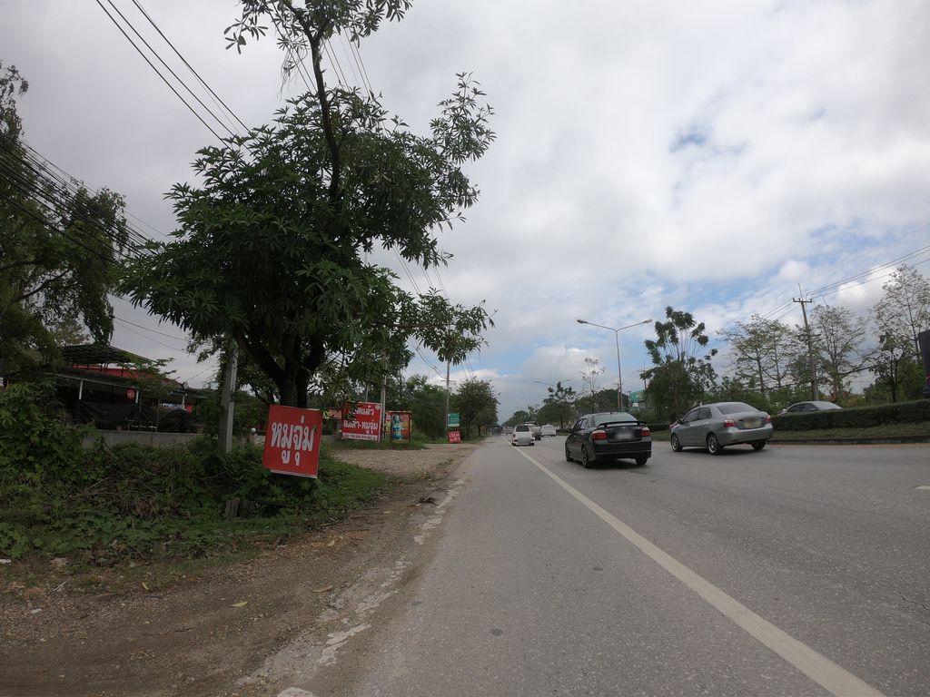 ภาพถนนตรงที่ ซุปเปอร์หมูกระทะ ตั้งอยู่ ถ่ายโดย chanuwath_grab พ.ศ. 2562 (2019) · A street-level view of where ซุปเปอร์หมูกระทะ · Super Mukratha stands, by chanuwath_grab in 2562 (2019)