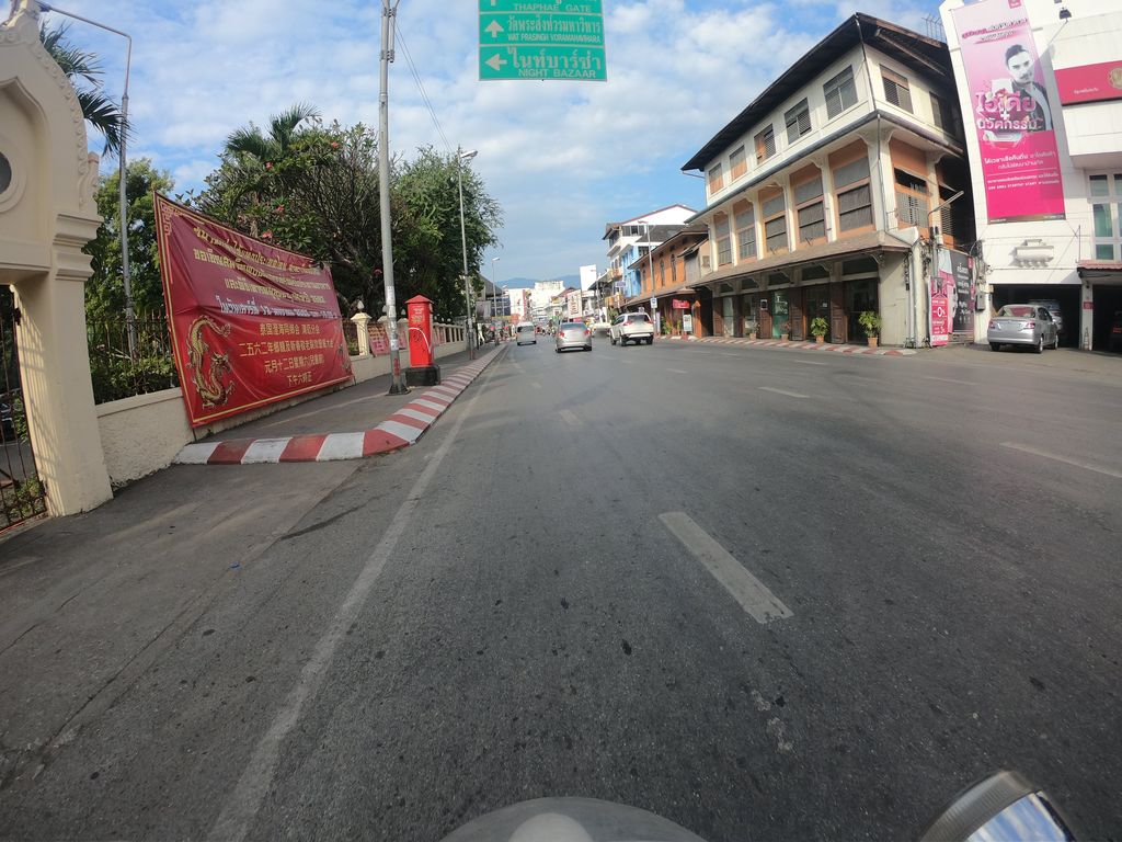 ภาพถนนตรงที่ ศกร.ระดับตำบลช้างม่อย ตั้งอยู่ ถ่ายโดย chanuwath_grab พ.ศ. 2562 (2019) · A street-level view of where ศกร.ระดับตำบลช้างม่อย · Sakon.radap Tambon Changmoi stands, by chanuwath_grab in 2562 (2019)