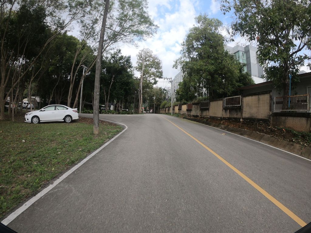 ภาพถนนตรงที่ BBN Boxing Gym Cmu ตั้งอยู่ ถ่ายโดย chanuwath_grab พ.ศ. 2562 (2019) · A street-level view of where BBN Boxing Gym Cmu stands, by chanuwath_grab in 2562 (2019)