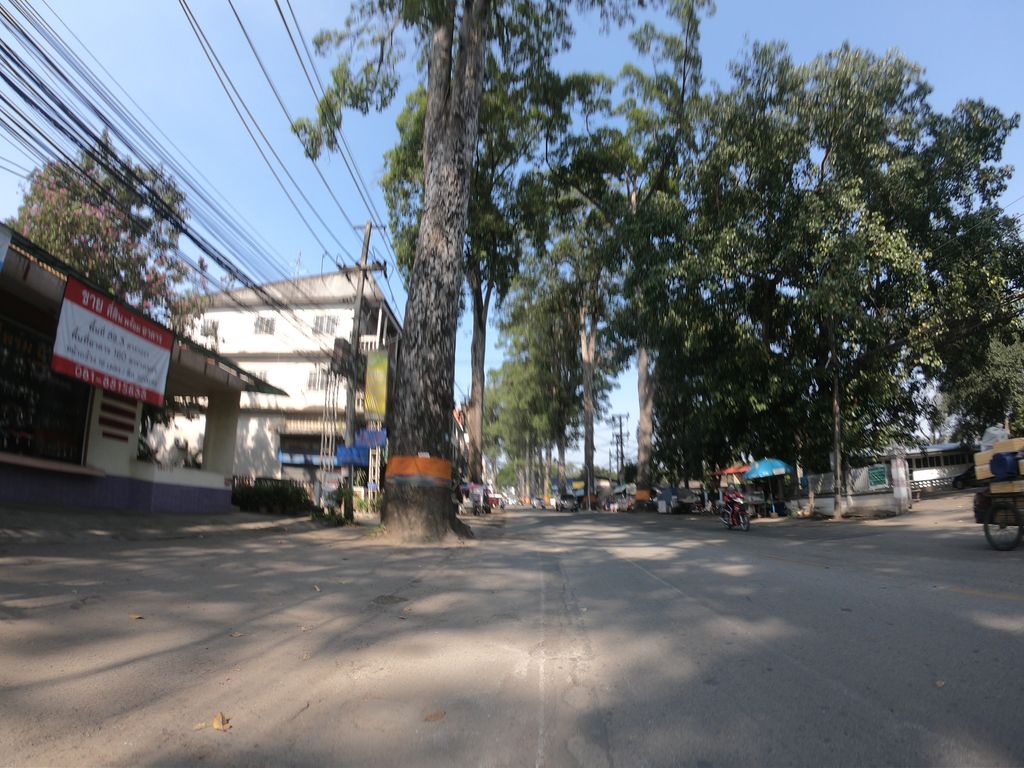 ภาพถนนตรงที่ ซื้อขาย บ้าน,โรงแรม,ที่ดิน เชียงใหม่-เชียงราย ตั้งอยู่ ถ่ายโดย chanuwath_grab พ.ศ. 2562 (2019) · A street-level view of where ซื้อขาย บ้าน,โรงแรม,ที่ดิน เชียงใหม่-เชียงราย · Suekhai Ban,rongraem,thidin Chiang Mai-Chiang Rai stands, by chanuwath_grab in 2562 (2019)
