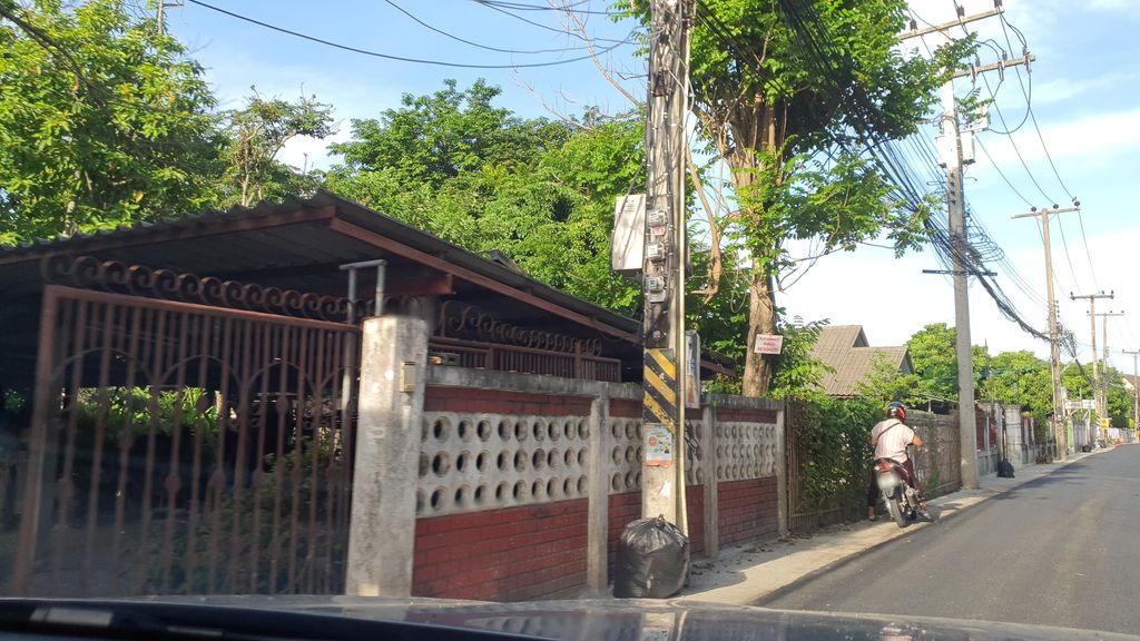 ภาพถนนตรงที่ พีคอม ตั้งอยู่ ถ่ายโดย jrcarlsen พ.ศ. 2565 (2022) · A street-level view of where พีคอม · Phikom stands, by jrcarlsen in 2565 (2022)