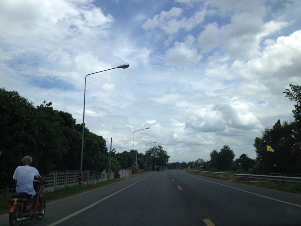 ภาพถนนตรงที่ ส้มตำแซ่บแน่ สันป่าตอง ตั้งอยู่ ถ่ายโดย jimwatana พ.ศ. 2558 (2015) · A street-level view of where ส้มตำแซ่บแน่ สันป่าตอง · Som Tam Saepnae San Pa Tong stands, by jimwatana in 2558 (2015)