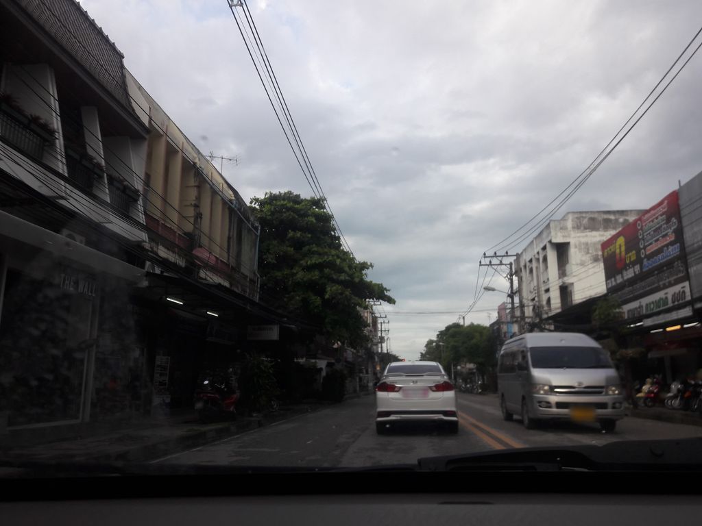 ภาพถนนตรงที่ ร้านบะหมี่จงฟา ตั้งอยู่ ถ่ายโดย ratchaphat พ.ศ. 2561 (2018) · A street-level view of where ร้านบะหมี่จงฟา · Ran Bami Chongfa stands, by ratchaphat in 2561 (2018)