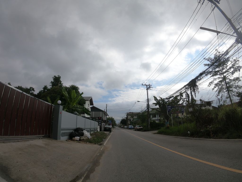 ภาพถนนตรงที่ Baan hug rod ตั้งอยู่ ถ่ายโดย chanuwath_grab พ.ศ. 2562 (2019) · A street-level view of where Baan hug rod stands, by chanuwath_grab in 2562 (2019)