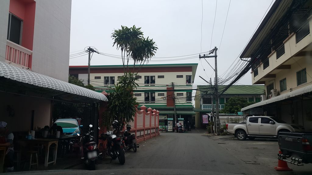 ภาพถนนตรงที่ High Nabis ตั้งอยู่ ถ่ายโดย jrcarlsen พ.ศ. 2559 (2016) · A street-level view of where High Nabis stands, by jrcarlsen in 2559 (2016)