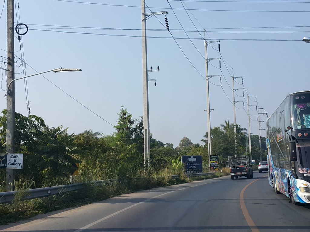ภาพถนนตรงที่ บ้านธาราคีรีสอร์ท 2 ตั้งอยู่ ถ่ายโดย jrcarlsen พ.ศ. 2558 (2015) · A street-level view of where บ้านธาราคีรีสอร์ท 2 · Ban Tha Rakhi Resort 2 stands, by jrcarlsen in 2558 (2015)