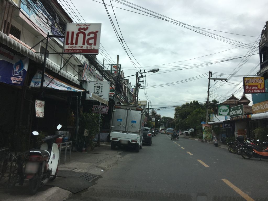 ภาพถนนตรงที่ Magic Brink คิ้วสวย ตั้งอยู่ ถ่ายโดย wapriz พ.ศ. 2561 (2018) · A street-level view of where Magic Brink คิ้วสวย stands, by wapriz in 2561 (2018)