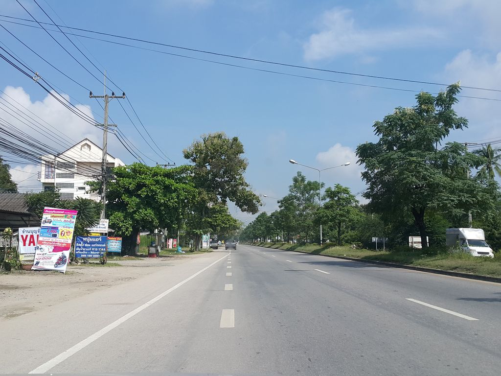 ภาพถนนตรงที่ ร้านแม่โจ้ยางยนต์ ตั้งอยู่ ถ่ายโดย jrcarlsen พ.ศ. 2558 (2015) · A street-level view of where ร้านแม่โจ้ยางยนต์ · Ran Mae Jo Yangyon stands, by jrcarlsen in 2558 (2015)