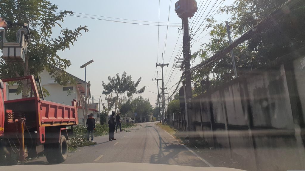 ภาพถนนตรงที่ หนมเค้ก คาเฟ่ ตั้งอยู่ ถ่ายโดย jrcarlsen พ.ศ. 2566 (2023) · A street-level view of where หนมเค้ก คาเฟ่ · Nomkhek Café stands, by jrcarlsen in 2566 (2023)