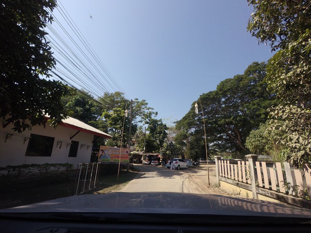 ภาพถนนตรงที่ weekends coffeehouse ตั้งอยู่ ถ่ายโดย mishari พ.ศ. 2563 (2020) · A street-level view of where weekends coffeehouse stands, by mishari in 2563 (2020)