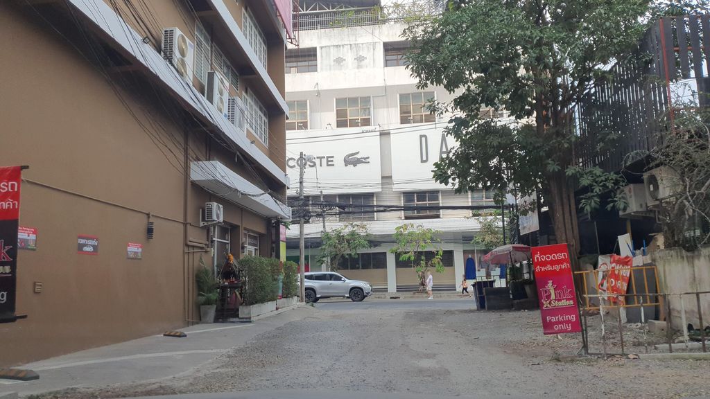 ภาพถนนตรงที่ Hard Rock Cafe Chiang Mai ตั้งอยู่ ถ่ายโดย jrcarlsen พ.ศ. 2566 (2023) · A street-level view of where Hard Rock Cafe Chiang Mai stands, by jrcarlsen in 2566 (2023)
