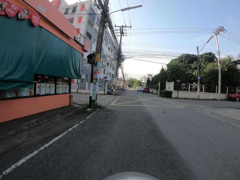 ภาพถนนตรงที่ Cafe Arte ตั้งอยู่ ถ่ายโดย chanuwath_grab พ.ศ. 2562 (2019) · A street-level view of where Cafe Arte stands, by chanuwath_grab in 2562 (2019)