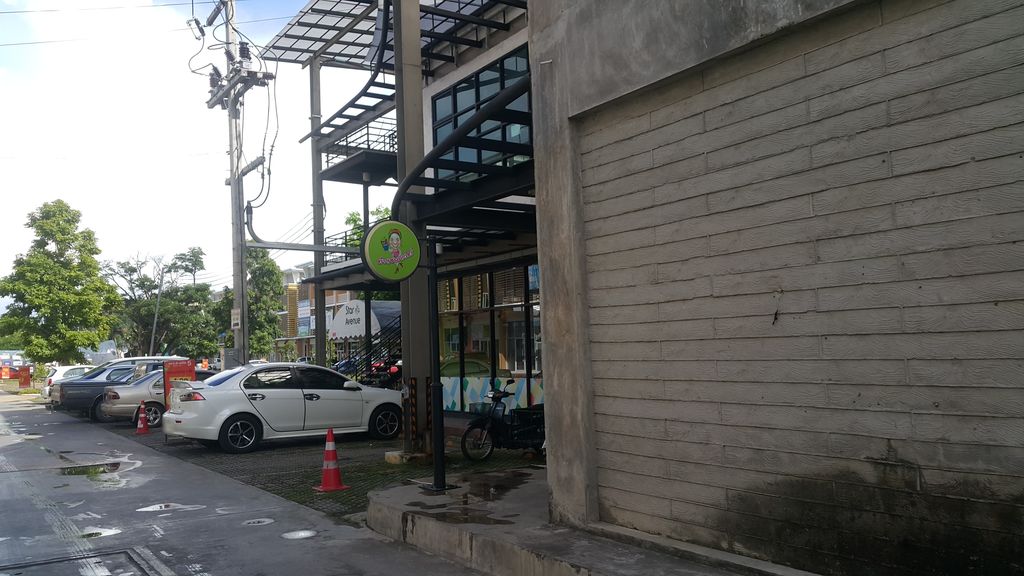 ภาพถนนตรงที่ X Chinnawee The Exclusive Hair & Makeup Studio ตั้งอยู่ ถ่ายโดย jrcarlsen พ.ศ. 2562 (2019) · A street-level view of where X Chinnawee The Exclusive Hair & Makeup Studio stands, by jrcarlsen in 2562 (2019)