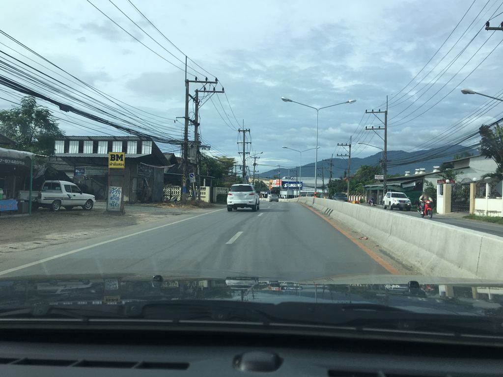 ภาพถนนตรงที่ คลังเซรามิค สาขาแม่ริม ตั้งอยู่ ถ่ายโดย wapriz พ.ศ. 2561 (2018) · A street-level view of where คลังเซรามิค สาขาแม่ริม · Khlangseramik Sakha Mae Rim stands, by wapriz in 2561 (2018)